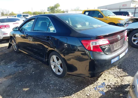 2014 Toyota Camry Se z USA, uszkodzony, nr VIN 4T1BF1FK2EU846387